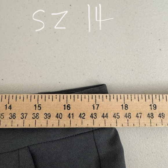 Madewell Pleated Tapered-Leg Pants in Easygoing Crepe 90s Grey - Picture 5 of 13